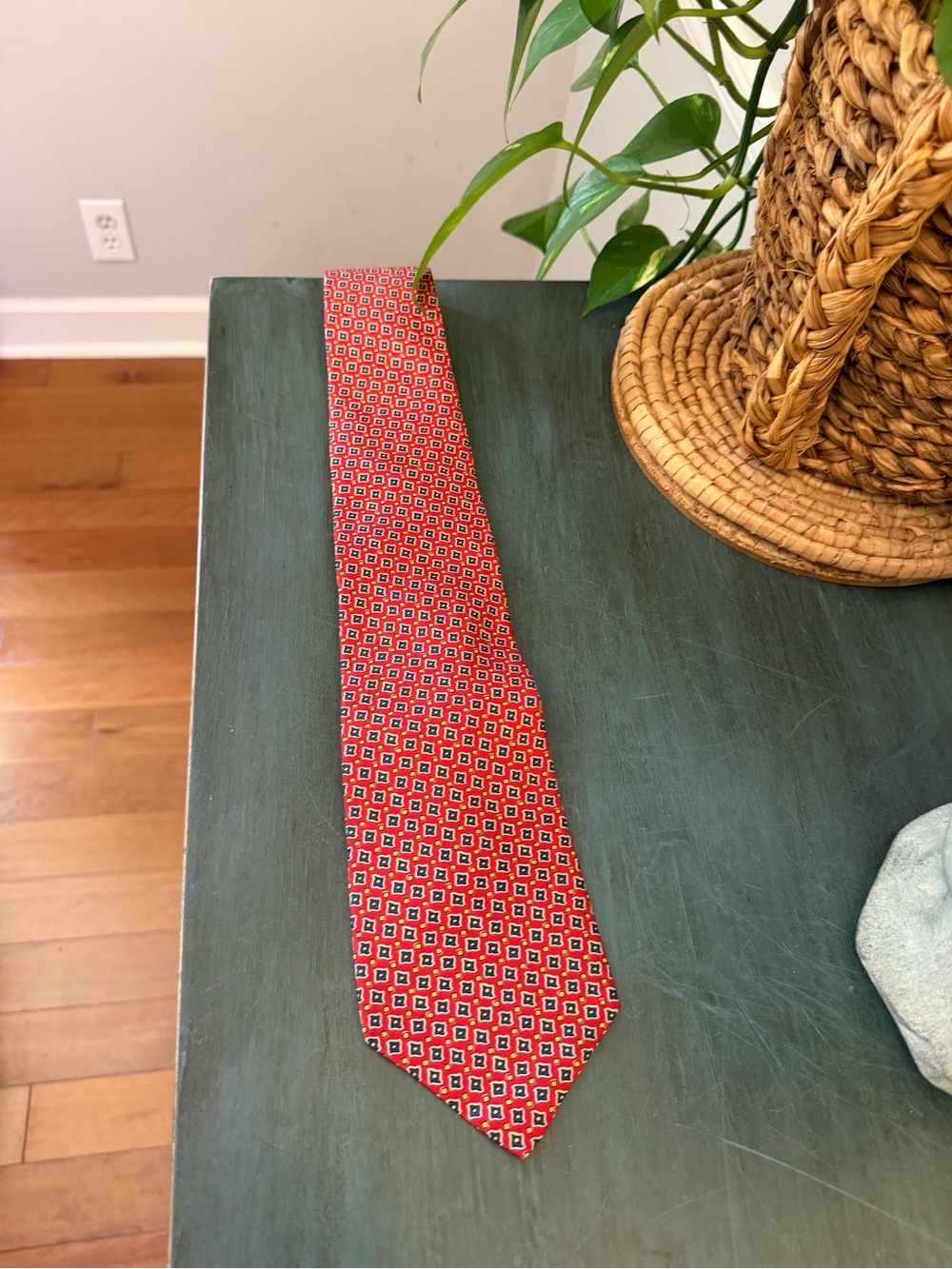 LRL Lauren by Ralph Lauren Men’s necktie red Geometric blue 100% silk.